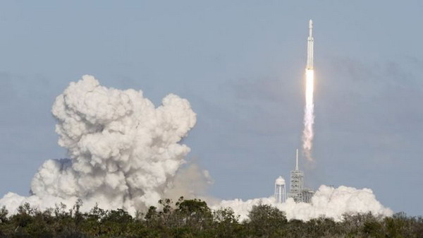 SpaceX Илона Маска запустила в космос ракету Falcon Heavy с кабриолетом Tesla: видео