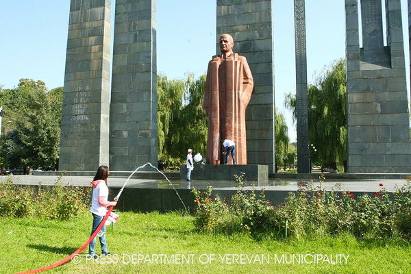 Первого марта прилегающая к памятнику Мясникяна территория будет открыта