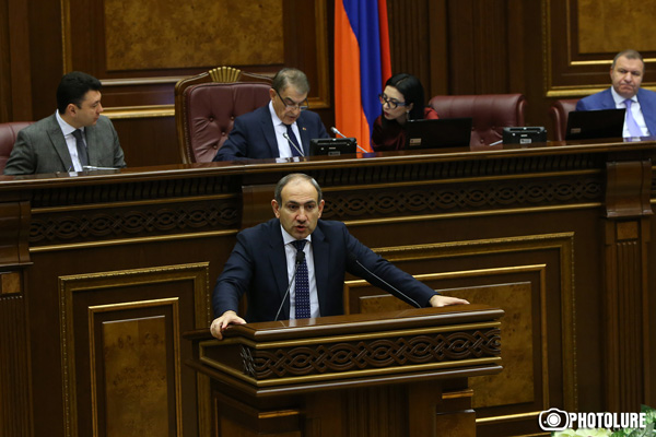 «Фемида-шоу» в парламенте: Пашинян иронизирует над Гагиком Арутюняном и «удобными позициями» других – «я не белый, я не красный»