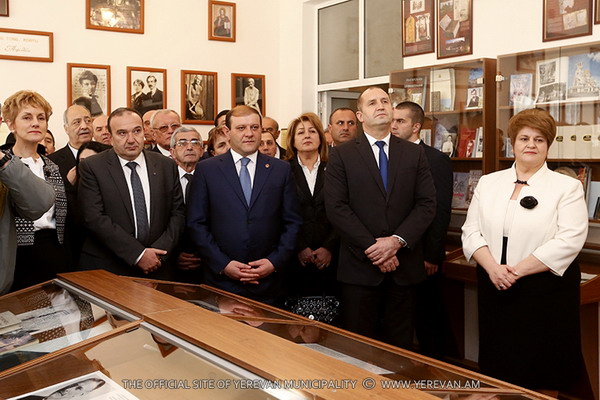 Президент Болгарии в Ереване посетил школу имени Пейо Яворова