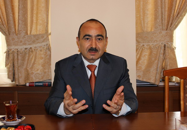 Али Гасанов «объясняет»: почему внеочередные выборы президента Азербайджана?