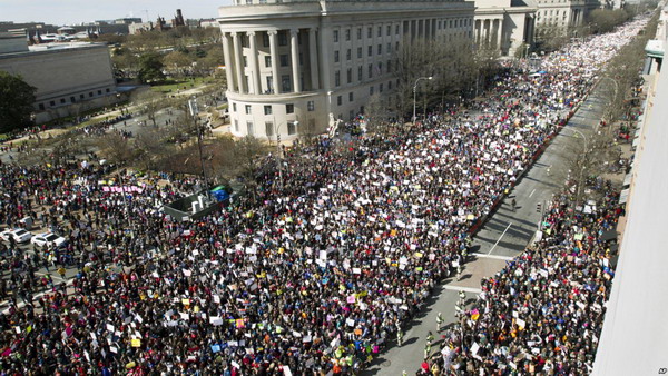 «Марш за наши жизни»: сотни тысяч американцев требуют ужесточения контроля за продажей оружия