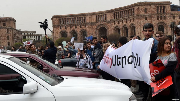 В Ереване группа граждан провела акцию протеста против возможного премьерства Сержа Саргсяна