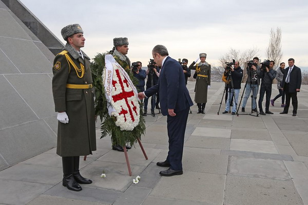 Премьер-министр Грузии почтил память жертв Геноцида армян: фото