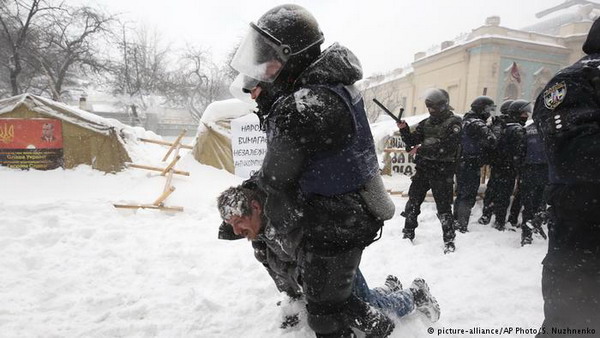 У Верховной Рады в Киеве задержаны 100 человек после столкновений с полицией