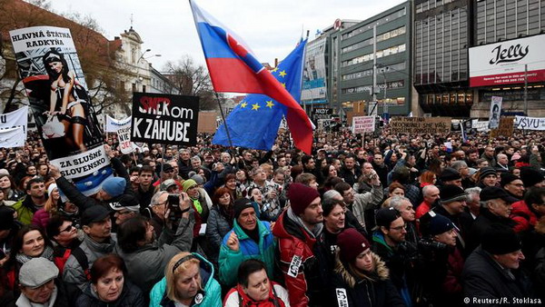 Массовые протесты против коррупции в Словакии: митингующие требуют отставки правительства