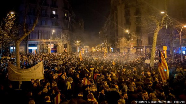 Новые протесты в Барселоне: пострадали до 30 человек