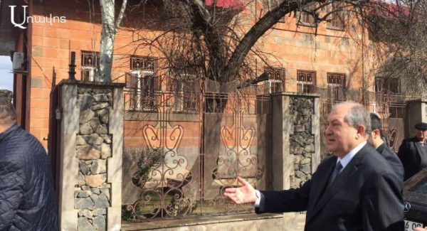 Новоизбранный президент Армен Саргсян – дома у Вазгена Саргсяна