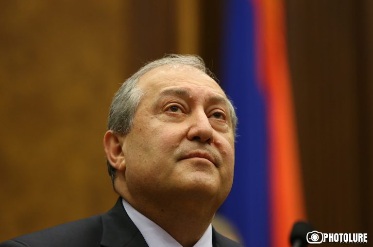 Новоизбранный президент Армении Армен Саргсян продолжает получать поздравительные послания