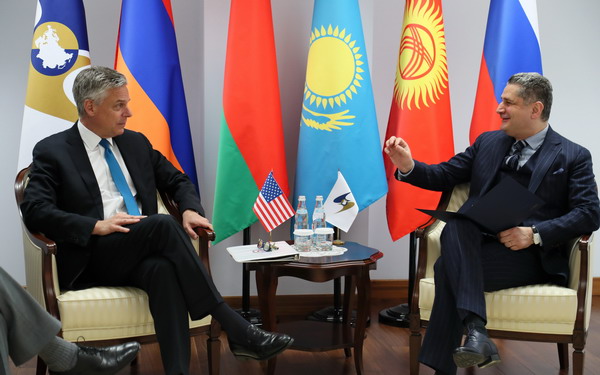 Тигран Саргсян встретился с послом США в России Джоном Хантсманом