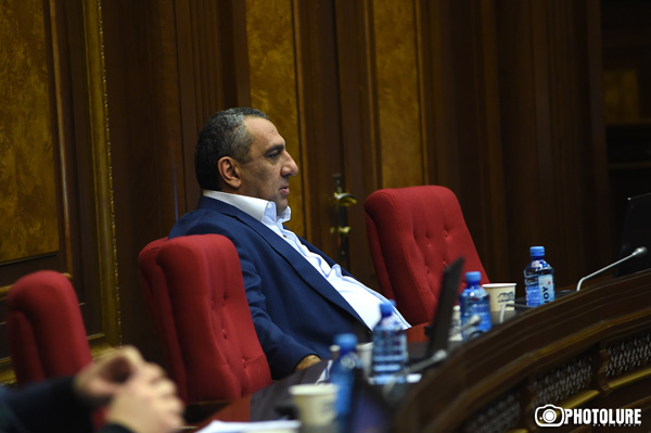 Самвел Алексанян перепутал и проголосовал за законопроект фракции «Елк» по 1-му марта: блок «Царукян» в голосовании не участвовал