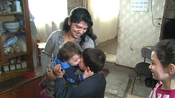 Многодетным матерям Гюмри было выделено 78 млн драмов от благотворителя Карена Варданяна