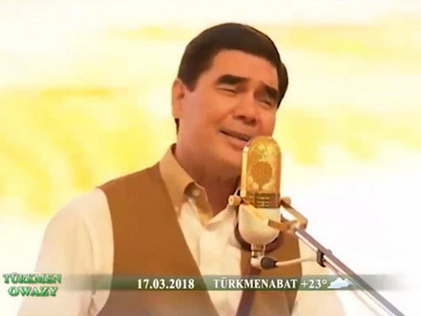 Президент Туркменистана спел и сыграл на гитаре на 8 марта: видео