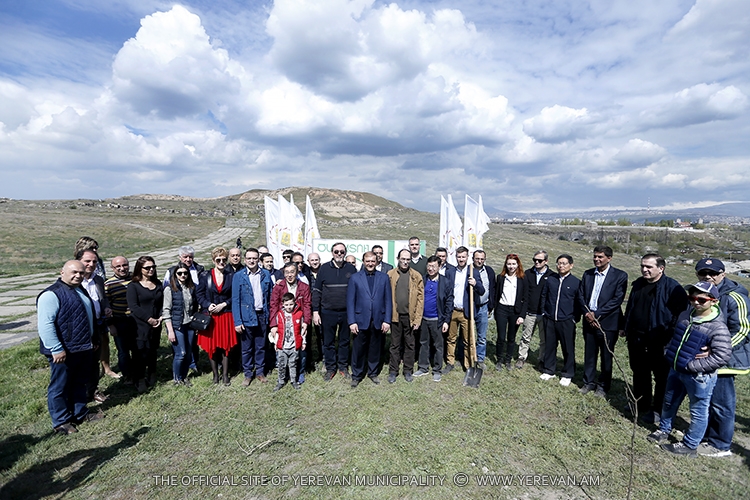 В общегородской посадке деревьев приняли участие представители дипмиссий в Армении