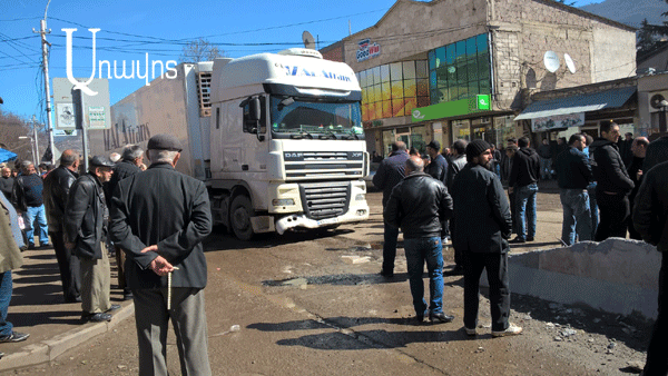 В Иджеване водитель-турок на «фуре» с грузинскими номерами въехал в бетонный дорожный разделитель: фоторяд