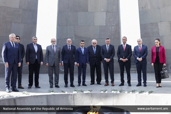 Делегация Сената Польши посетила Цицернакаберд и почтила память жертв Геноцида армян