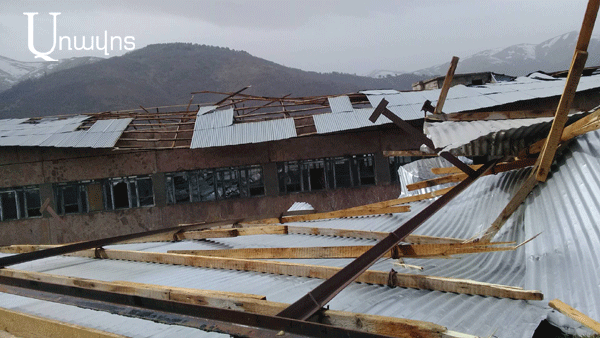 В Лори ветром срывает крыши: фоторяд