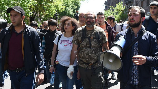 LIVE. Протестующие во главе с Пашиняном проводят шествие по центральным улицам Еревана