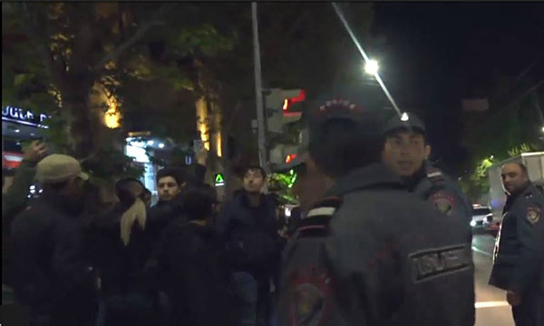 Ночные беспорядки и столкновение между полицейскими и людьми в гражданской одежде: видео