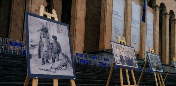 Перед Парламентом Грузии состоялась фотовыставка архивных материалов, освещающих события Геноцида армян 1915-23гг