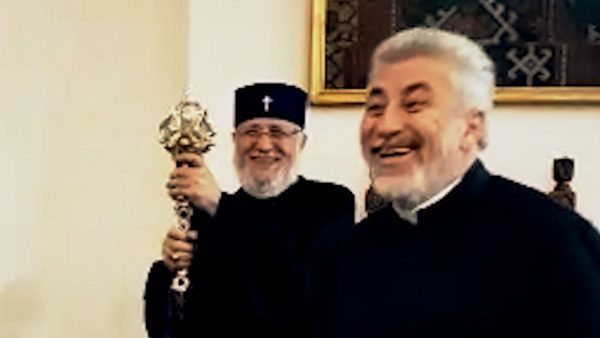 Армения из-за бедности пустеет, а католикос с ликованием принимает в подарок 5-килограммовый золотой посох: видео