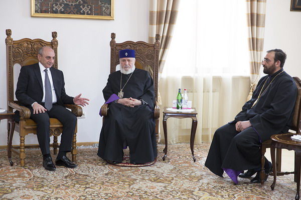 Бако Саакян в Святом Эчмиадине с Католикосом всех армян обсудил ситуацию в Армении