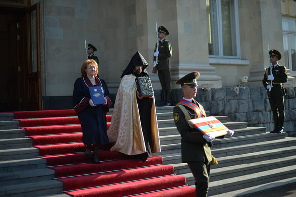 Государственные и духовные символы перемещены в место проведения церемонии инаугурации Президента Армении