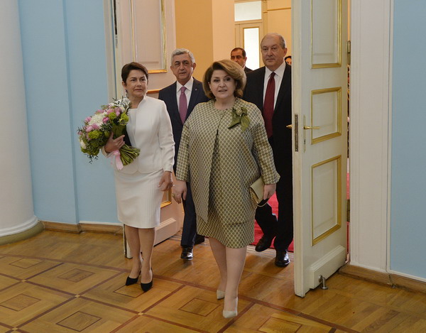 Новоизбранный Президент Армении до вступления в должность посетил с супругой резиденцию на Баграмяна 26