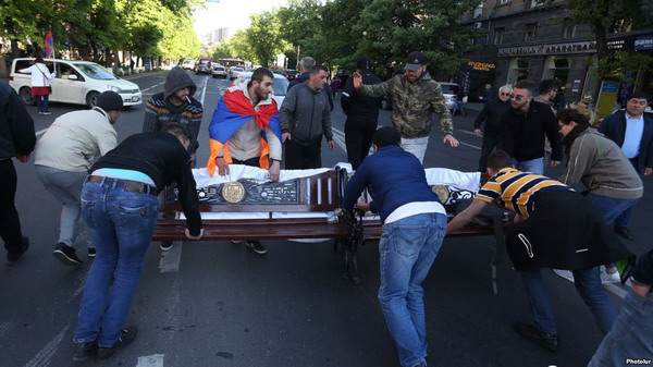 Протестующие прошли полицейские оцепления на центральных перекрестках в Ереване