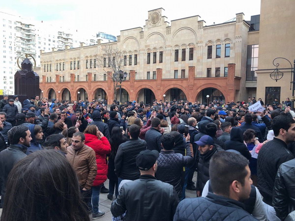 В Москве задержали десятки протестующих армян возле Кафедрального собора: «Дождь»