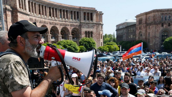LIVE. Митинг на Площади Республики в центре Еревана