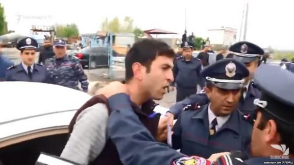 Журналист Тирайр Мурадян силой увезен полицейскими с места акции протеста: видео