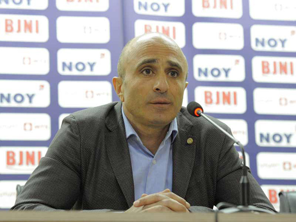 Главный тренер сборной Армении по футболу Артур Петросян подал в отставку