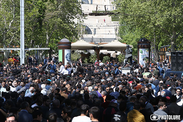В Ереване на улицы вышли около 10 тысяч демонстрантов: The Washington Post