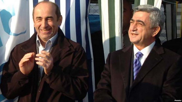 Роберт Кочарян позвонил Сержу Саргсяну и поздравил с вступлением в должность премьера