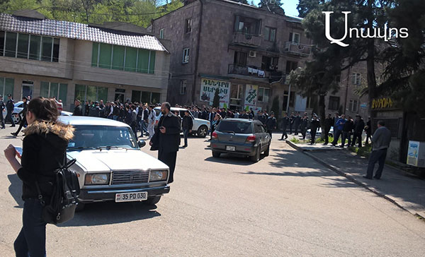 В Иджеване демонстранты организовали шествие по центральной улице Анкахутян: фоторяд