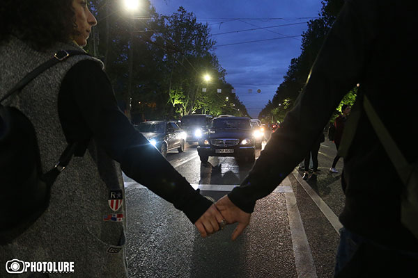 Демонстранты вчера решили взять под контроль площади Франции и принять участие в заседании РПА