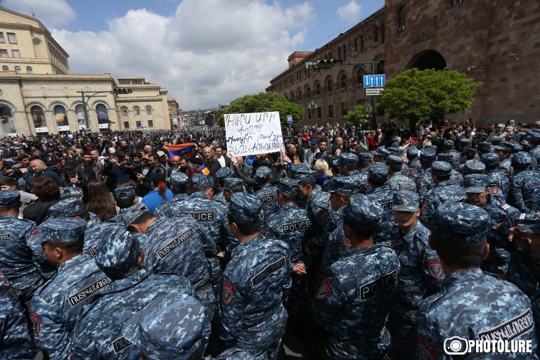Граждане не расходятся, протест продолжается: количество людей после задержания Пашиняна утроилось