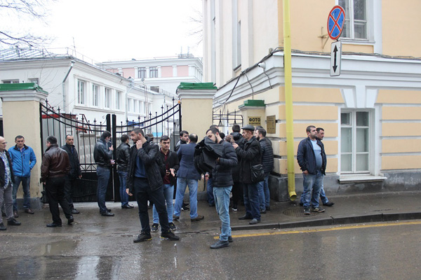 В Москве перед посольством Армении арестованы армянские граждане: видео Гала-ТВ