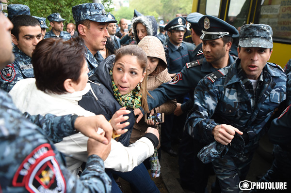 Полицейский – протестующей женщине: «Оставили свои миски-кастрюли и пришли»
