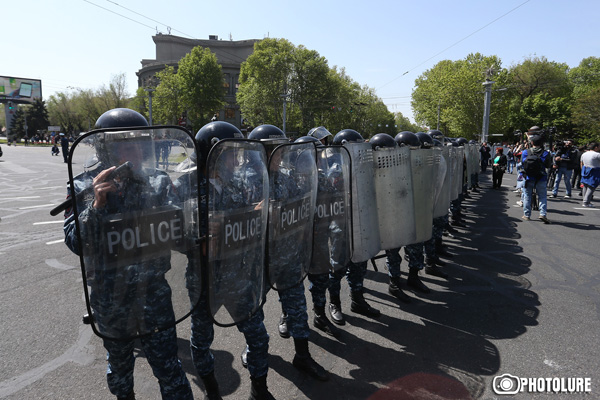 Полиция просит журналистов «соблюдать разумную дистанцию от места проведения митингов»