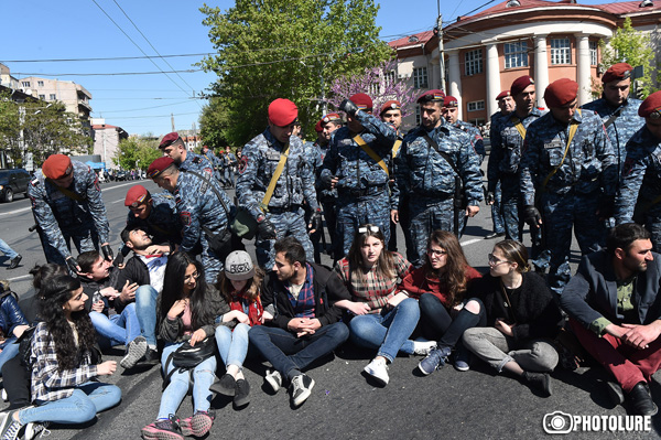 Полиция Армении призывает Никола Пашиняна прекратить блокаду улиц и обеспечить нормальный ход собраний