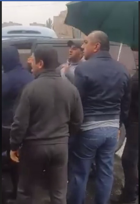 Депутат Самвел Алексанян ногой бьет демонстранта, которого затем сажают в машину: видео