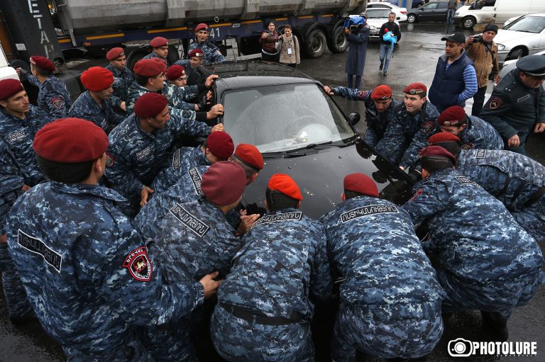 Полицейские ломают машины митингующих: полиция обещает изучить инцидент – видео