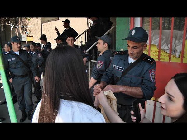 Демонстранты угощают полицейских лавашом: видео