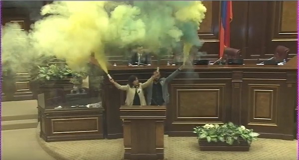 Депутаты фракции «Елк» зажгли возле парламентской трибуны дымовые шашки, погрузив зал заседания в дым