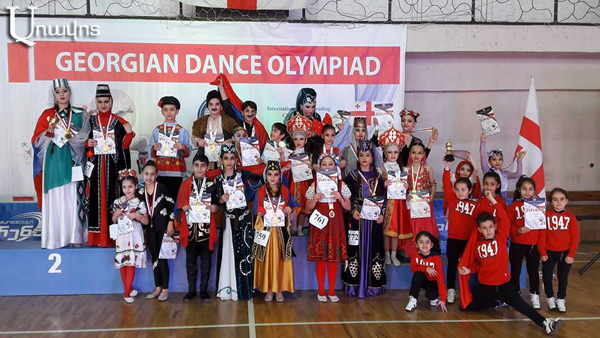 Армянский танцевальный коллектив произвел прекрасное впечатление, в том числе и на азербайджанского судью