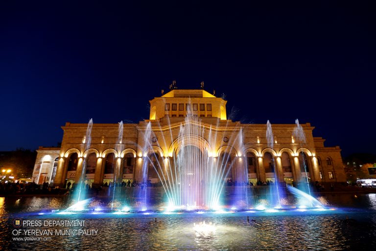 Сезон фонтанов вновь открылся в Ереване: фото