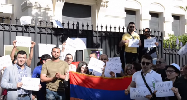Армяне в Марселе вторглись в консульство Армении, сняли фотографию Сержа Саргсяна и сожгли ее: видео