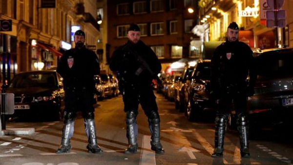 Нападение с ножом на прохожих в Париже: один убит, 4 ранены, нападавший застрелен полицией
